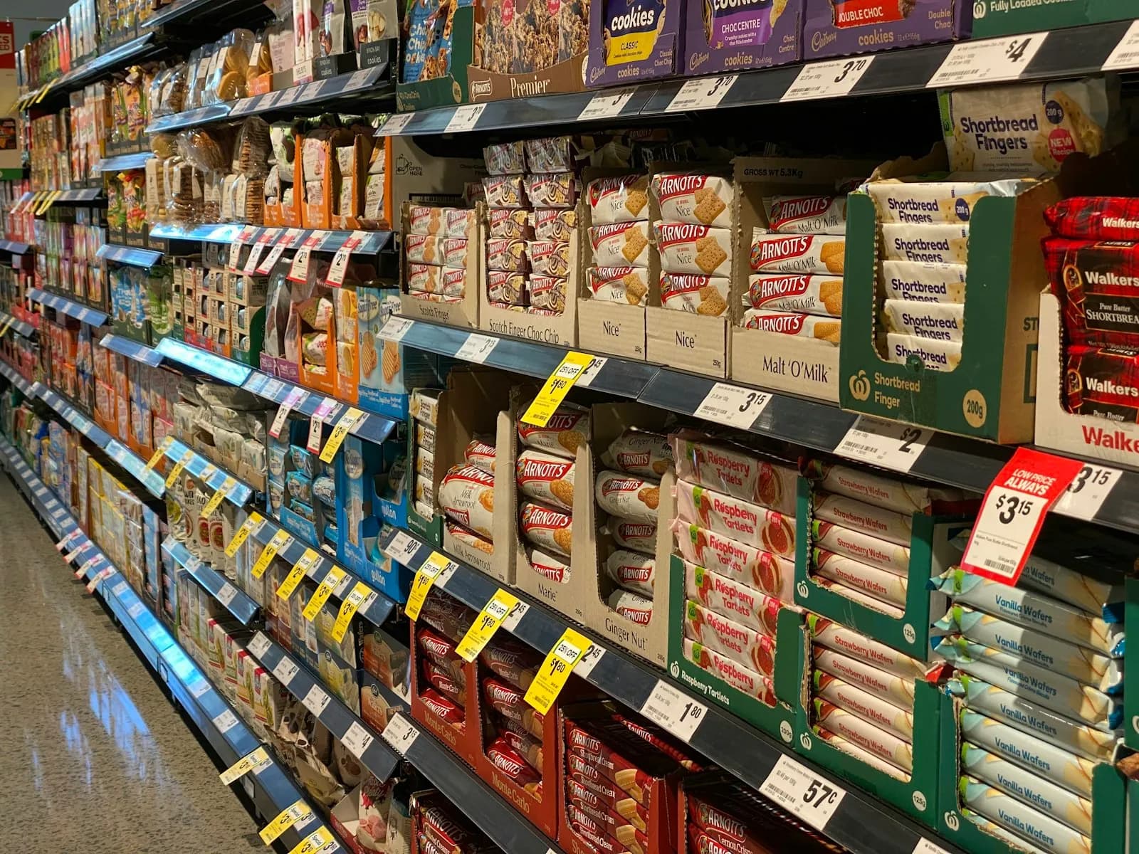 Alejka z regałami w supermarkecie