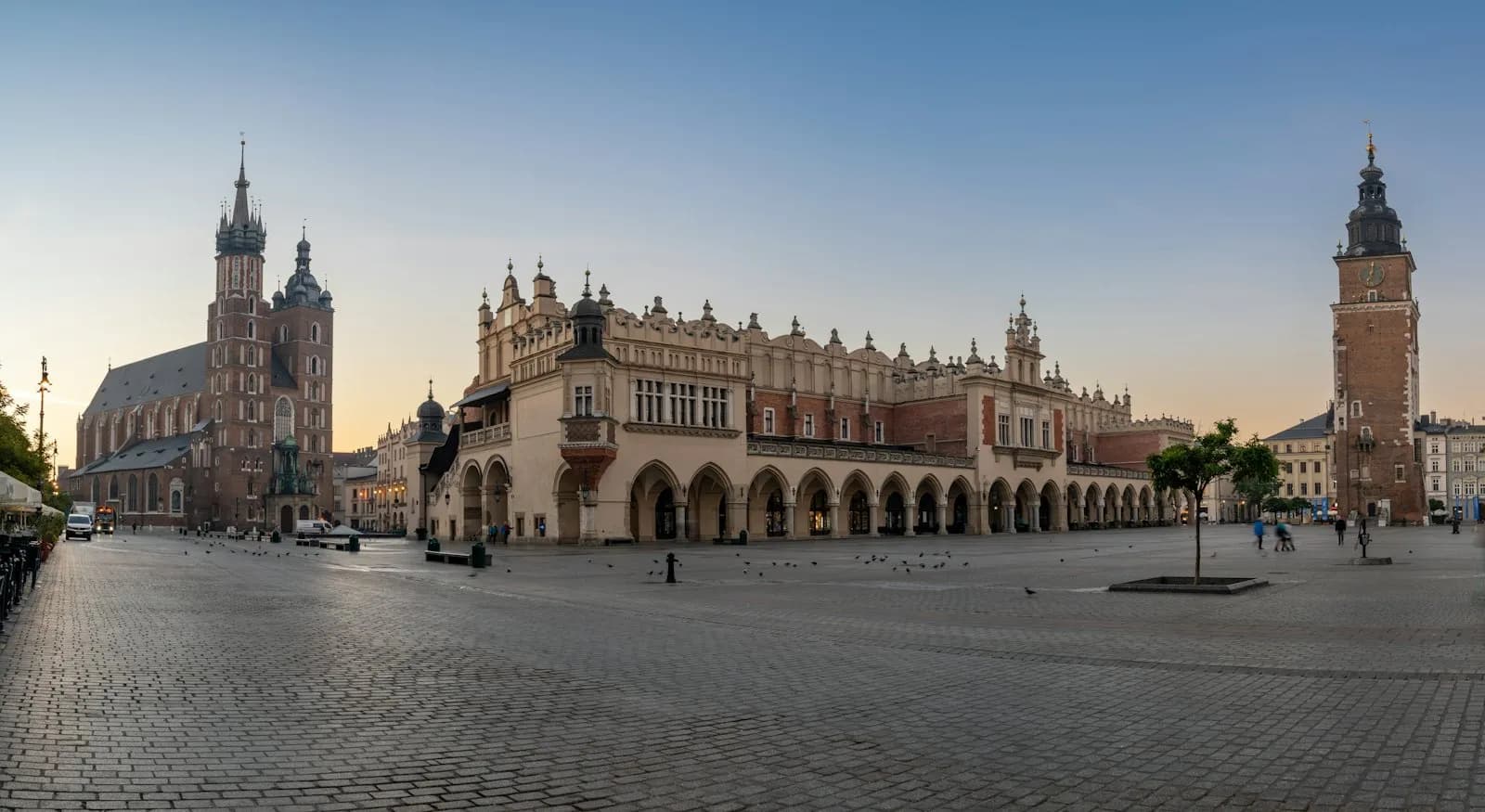 Rynek Główny w Krakowie z Sukiennicami i kościołem Mariackim