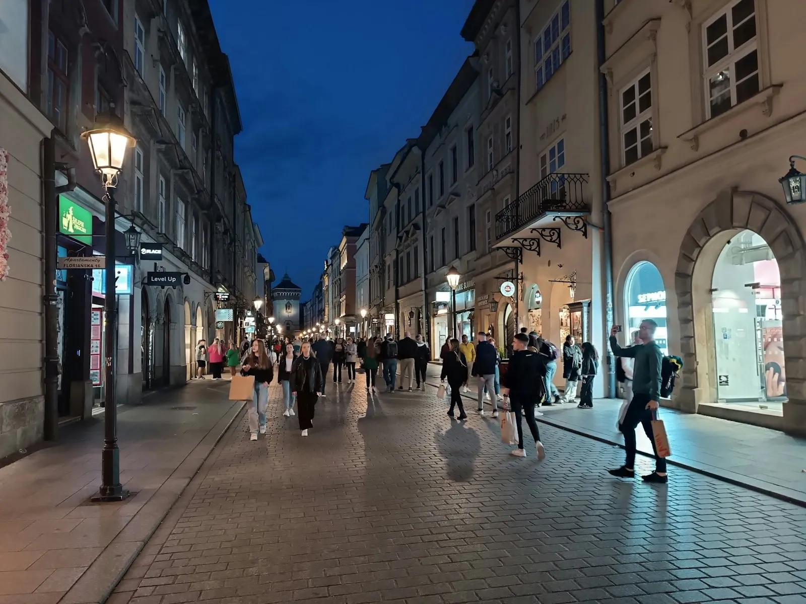Ulica krakowskiego Starego Miasta wieczorem