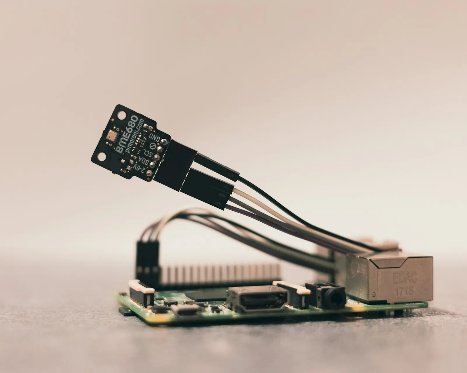 Czujnik elektroniczny podłączony do płytki