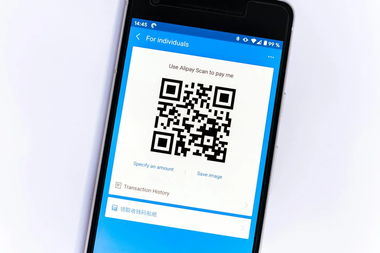 Telefon z kodem QR na ekranie